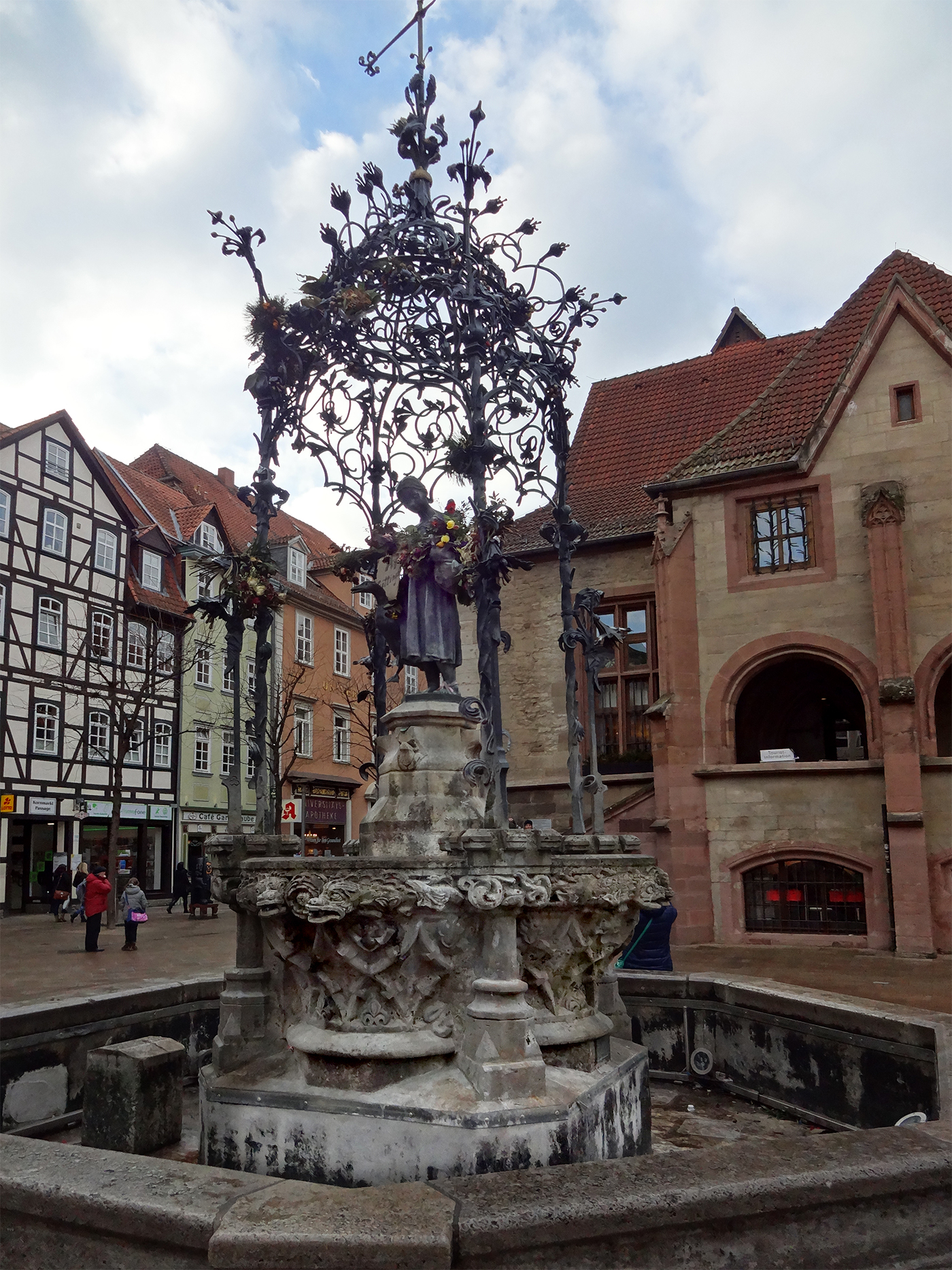 Фонтан-памятник гусятнице Лизе (Gänseliesel) на Marktplatz. Геттинген. Германия.
