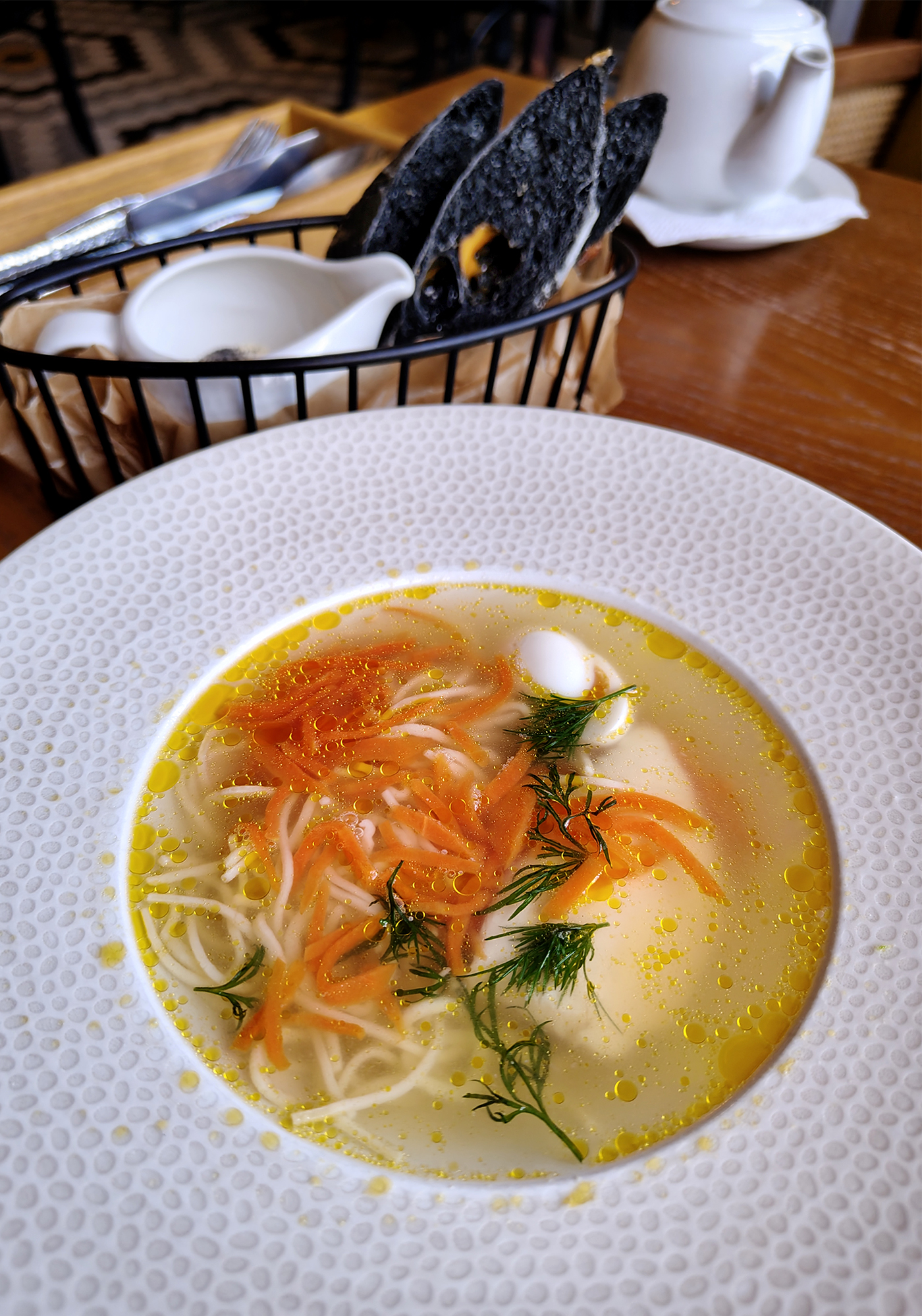 Куриный суп с нежнейшей куриной грудкой. Круассан-кафе. Калининград. Россия.
