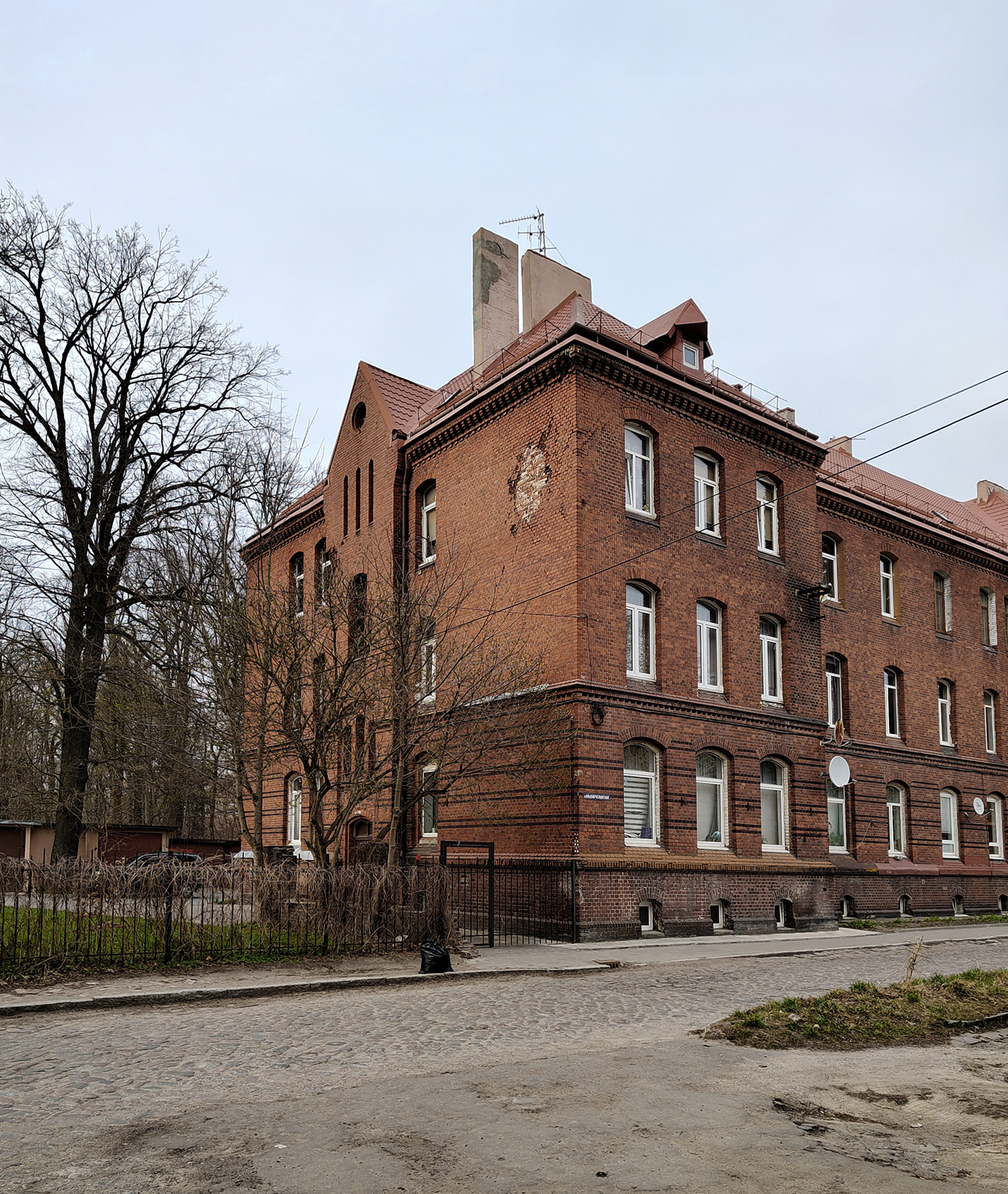 Казармы на бывшей Родзевильштрассе Кёнигсберга. Калининград. Россия.