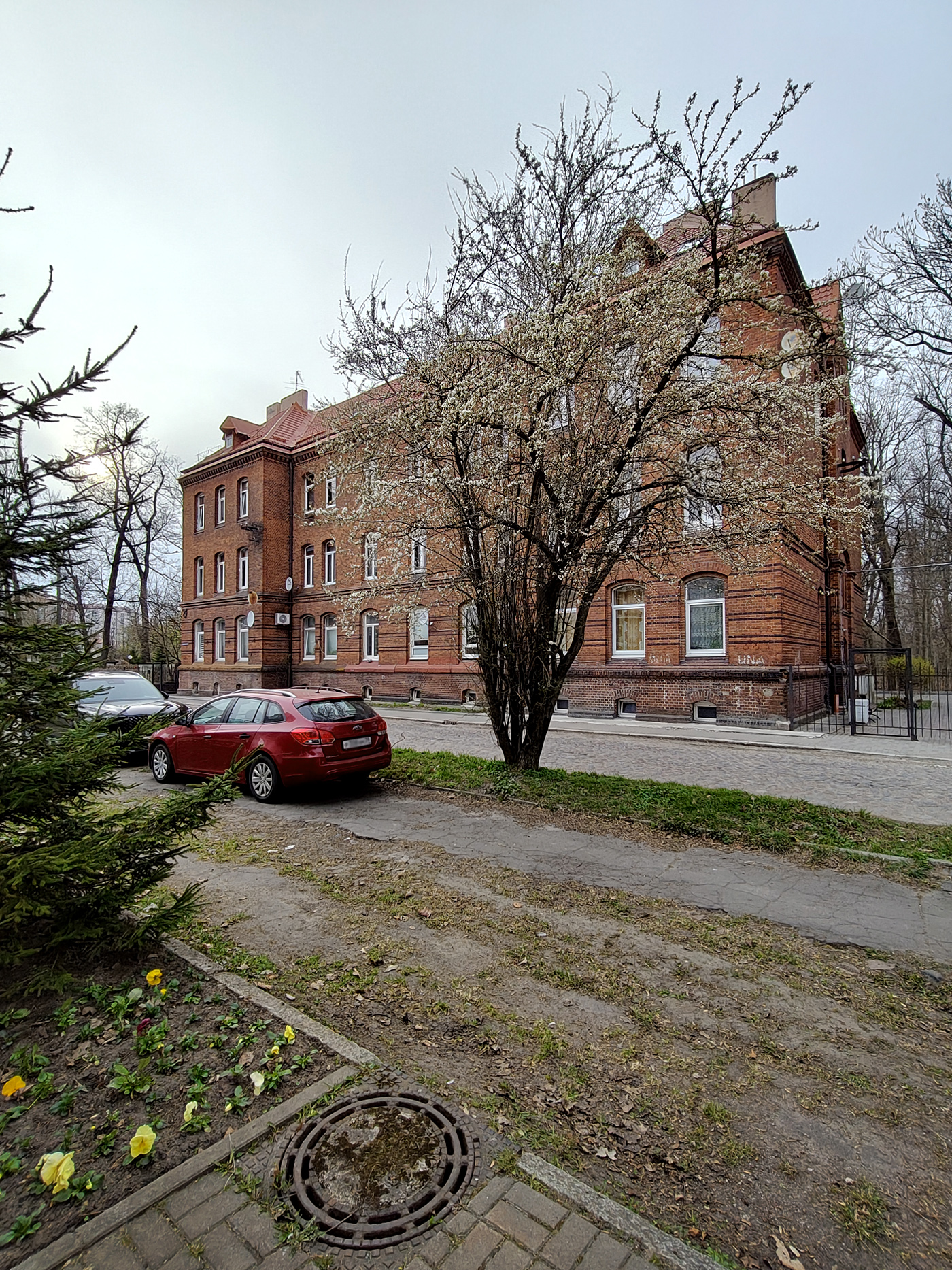 Казармы на бывшей Родзевильштрассе Кёнигсберга. Калининград. Россия.