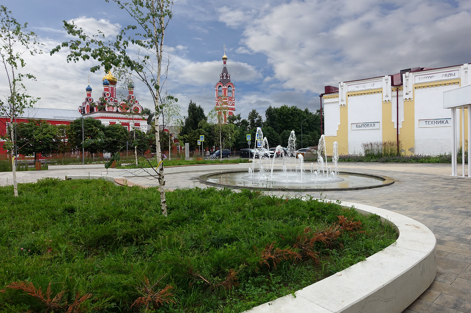 Торговые ряды и Храм Архангела Михаила. Талдом. Россия.