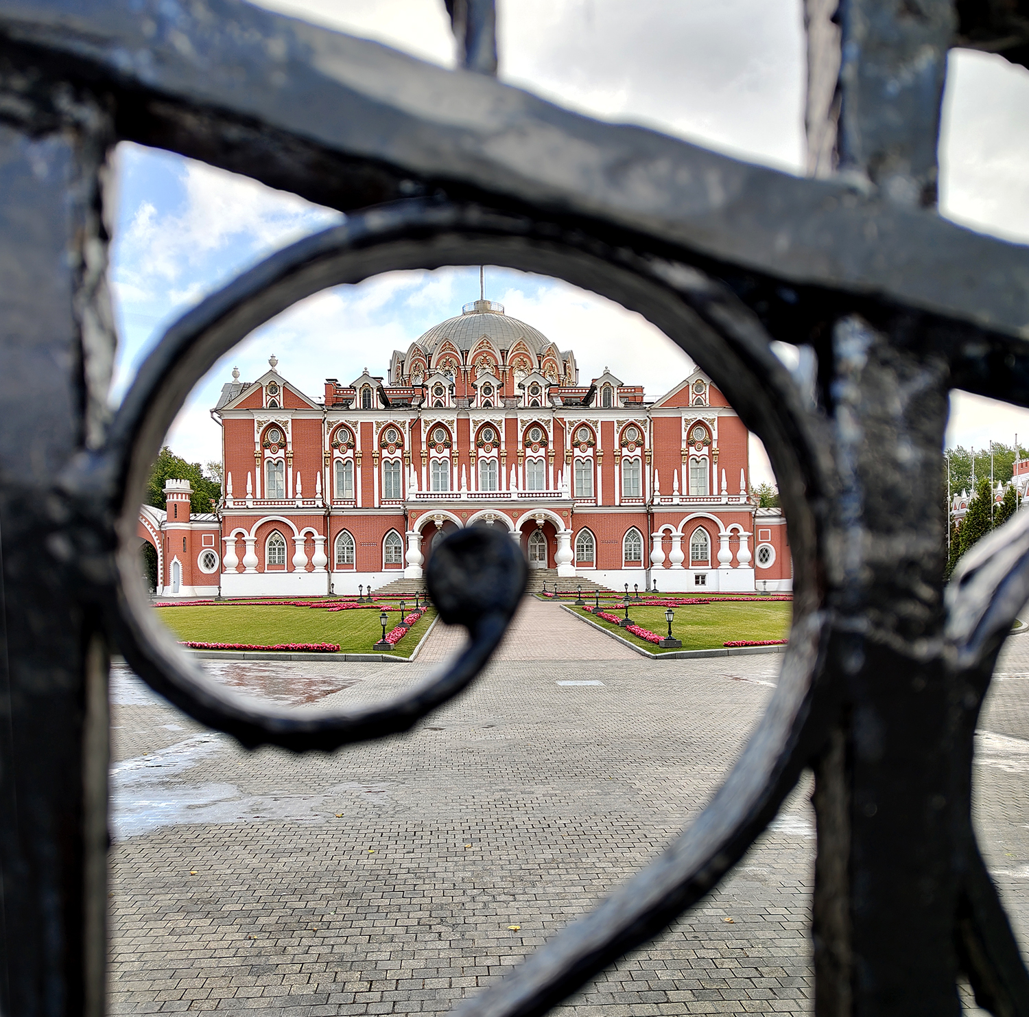 Петровский путевой дворец — памятник архитектуры XVIII века. Москва. Россия.