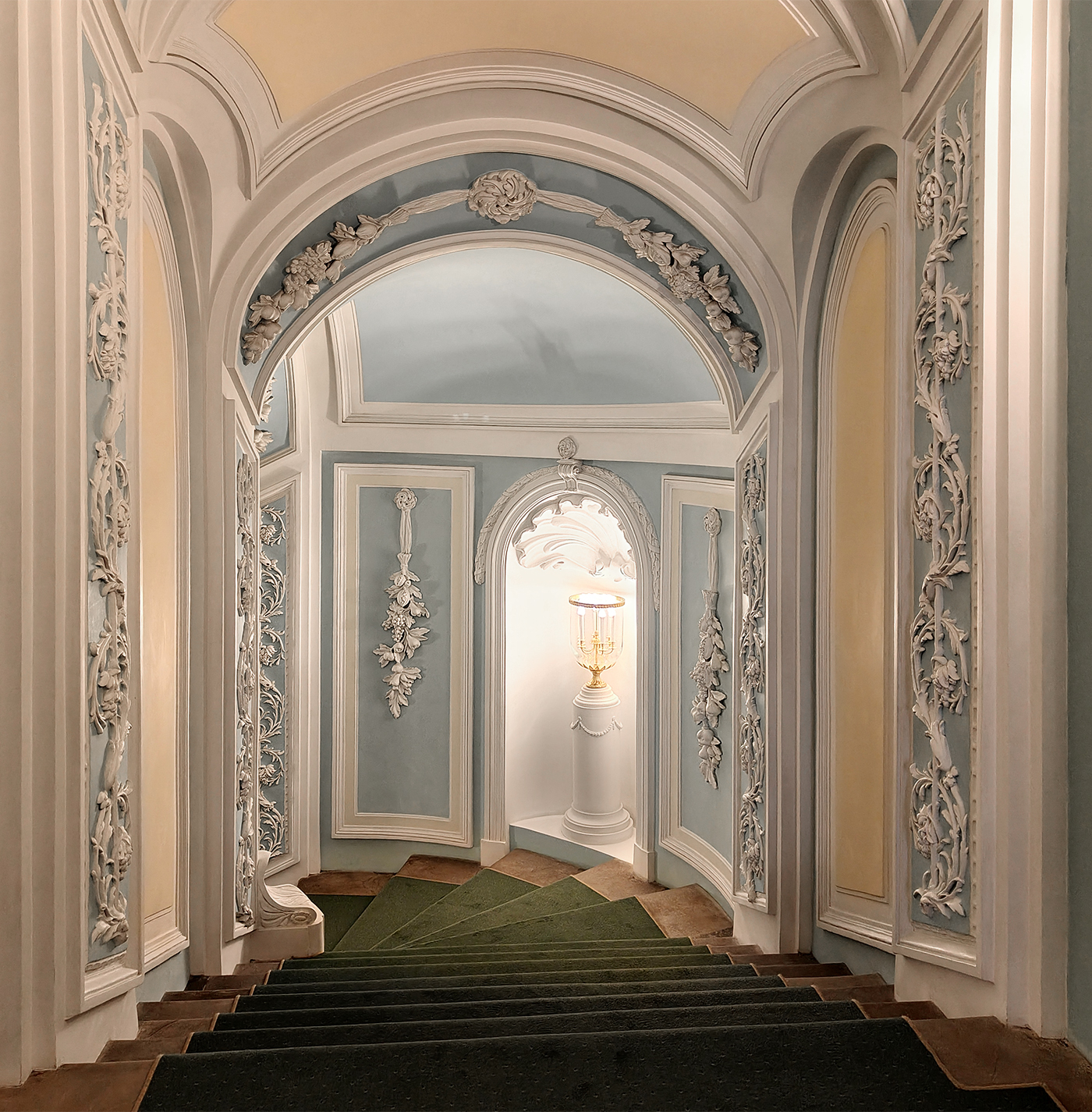 Петровский путевой дворец. Лестничная лепнина времён Екатерины II. Москва. Россия.