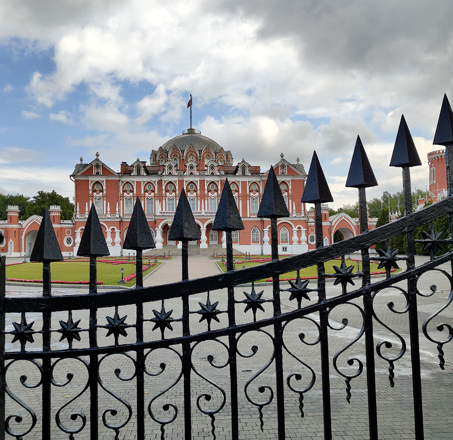 Петровский путевой дворец — памятник архитектуры XVIII века. Москва. Россия.