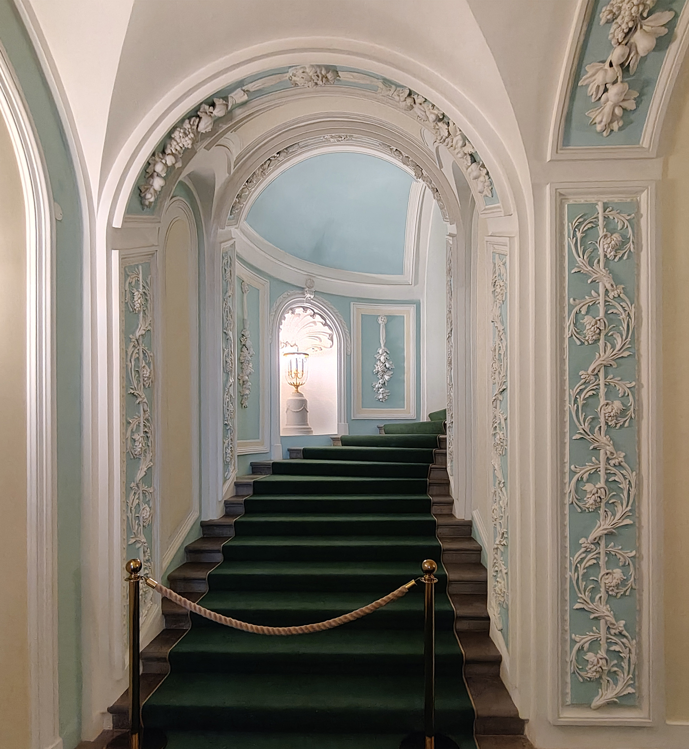 Петровский путевой дворец. Лестничная лепнина времён Екатерины II. Москва. Россия.