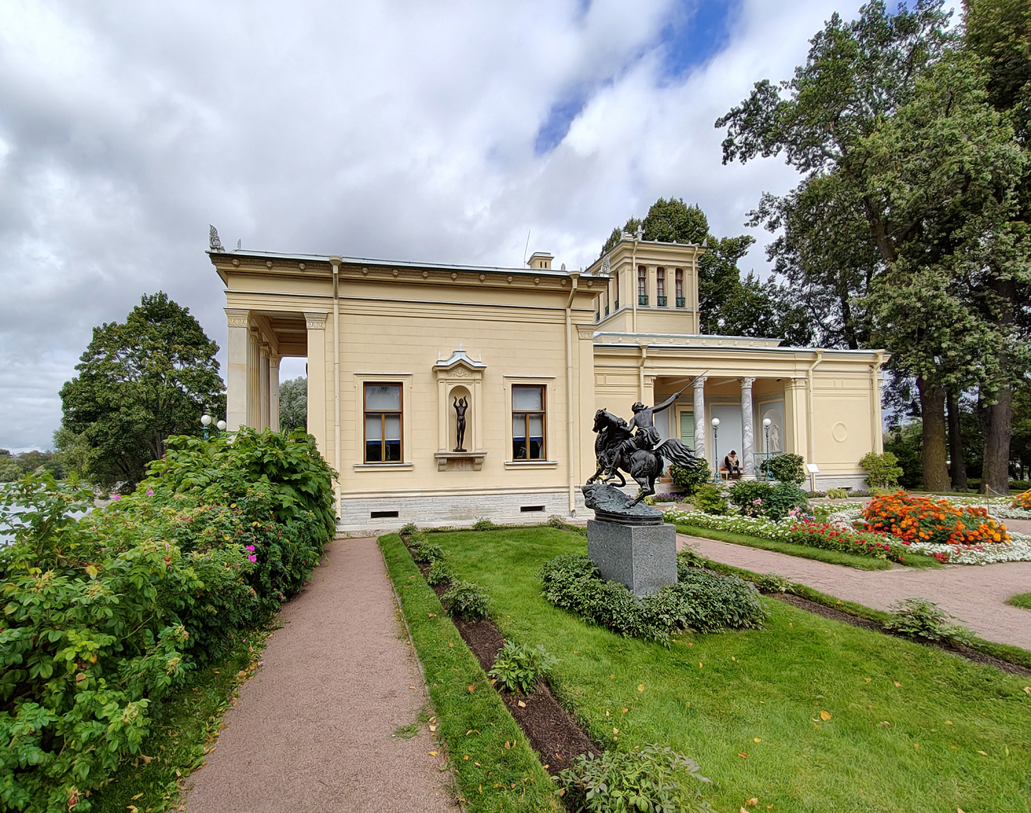 "Амазонка, поражающая барса", реплика. Царицын остров. Петергоф. Россия.