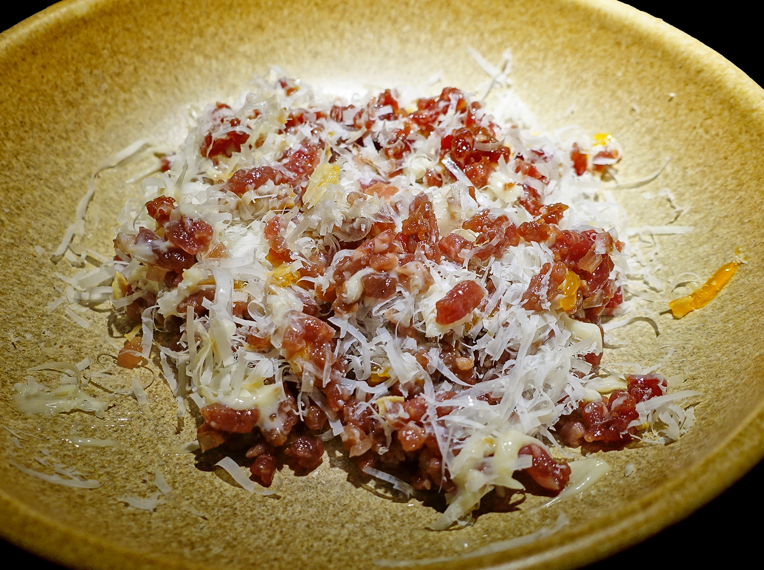 Тартар из говядины, гарум, пармезан.  Ресторан Meal. Санкт-Петербург. Россия.