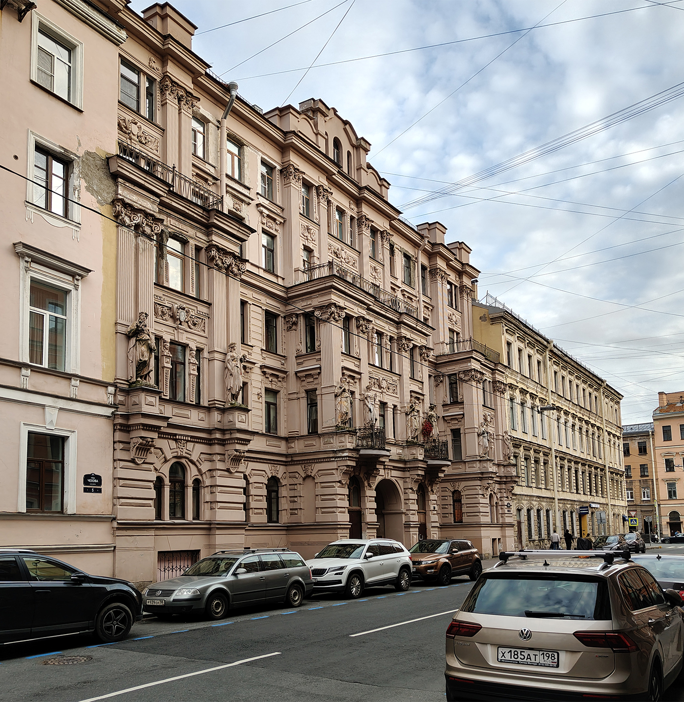 Красивейшее строение на улице Чехова, 3. Санкт-Петербург. Россия.