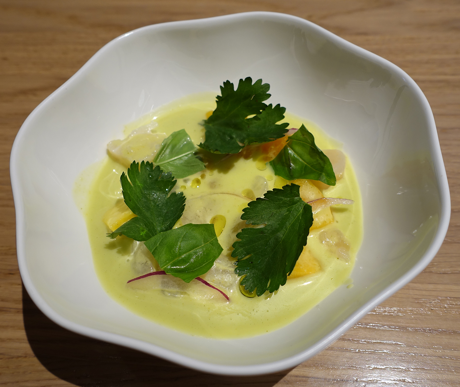 Морские гребешки с манго и цитрусовым соусом. Гастробар DUO. Санкт-Петербург. Россия.