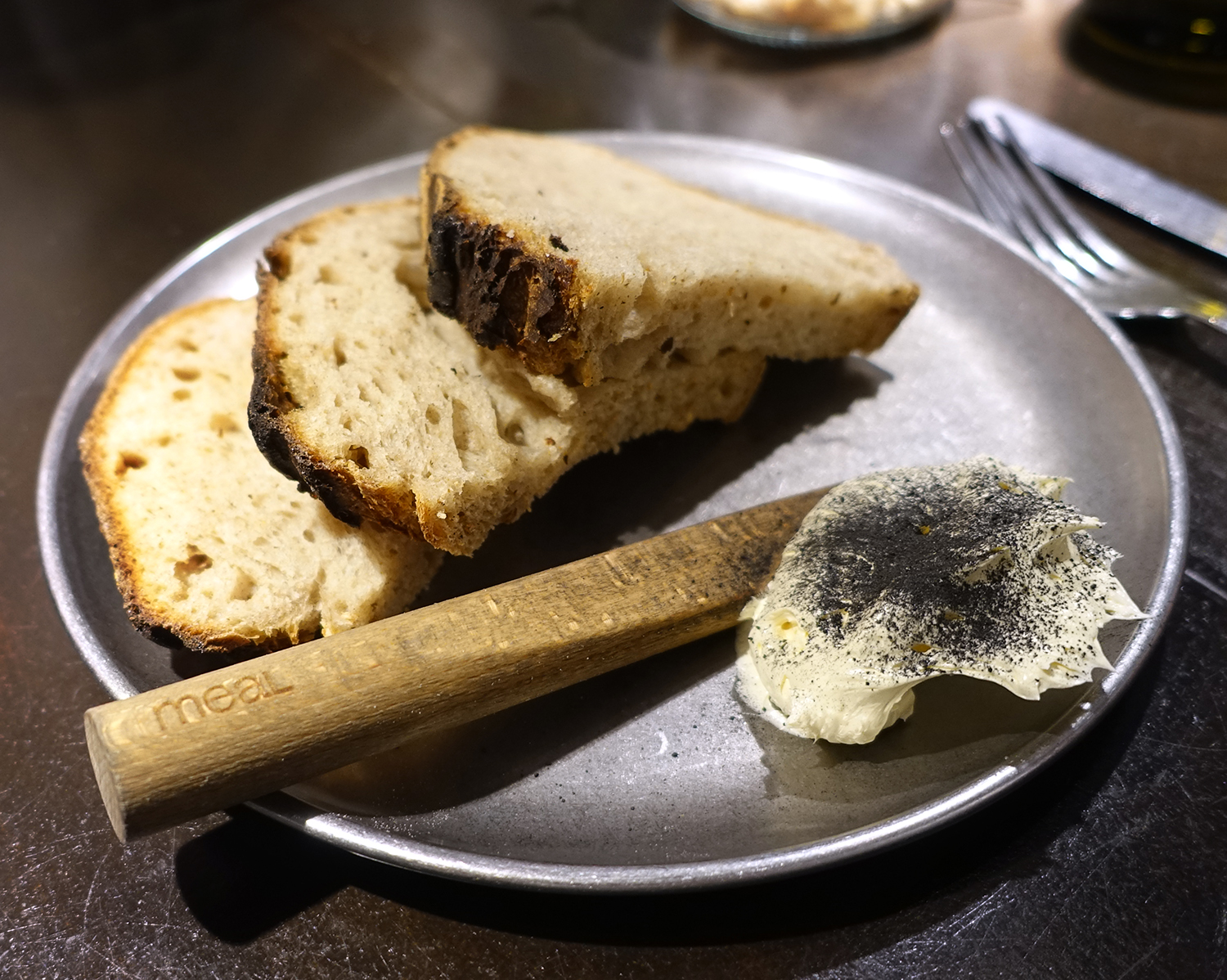 Хлеб на закваске, копченное сливочное масло, четверговая соль. Ресторан Meal. Санкт-Петербург. Россия.
